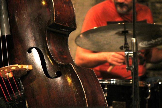 Džez muzika, bubanj, bubnjevi, violončelo, muzički instrumenti Džez muzika, bubanj, bubnjevi, violončelo, muzički instrumenti