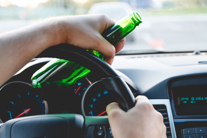 Pijan vozač automobila, vozač u alkoholisanom stanju Pijan vozač automobila, vozač u alkoholisanom stanju