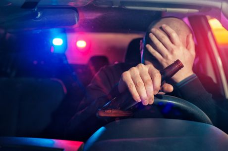 Pijan vozač automobila, vozač u alkoholisanom stanju Pijan vozač automobila, vozač u alkoholisanom stanju