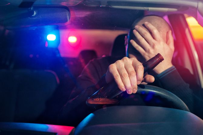 Pijan vozač automobila, vozač u alkoholisanom stanju Pijan vozač automobila, vozač u alkoholisanom stanju