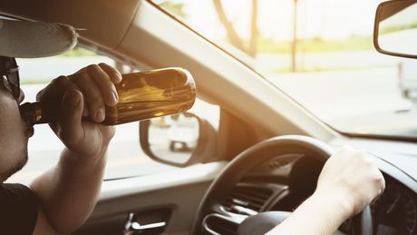 Pijan vozač automobila, vozač u alkoholisanom stanju