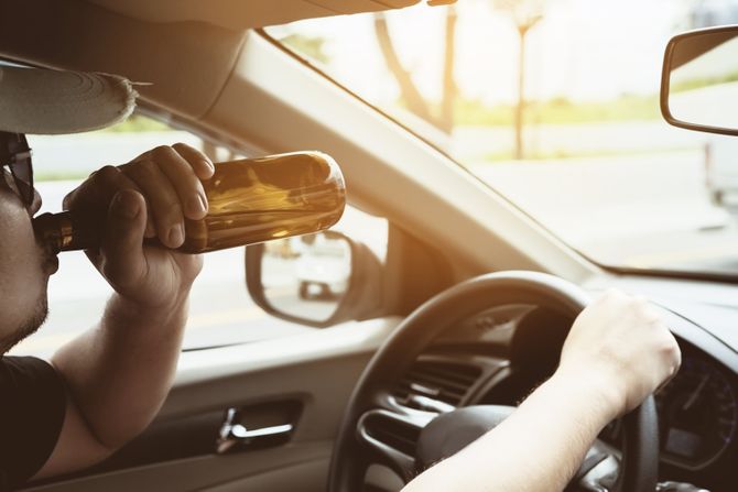 Pijan vozač automobila, vozač u alkoholisanom stanju Pijan vozač automobila, vozač u alkoholisanom stanju
