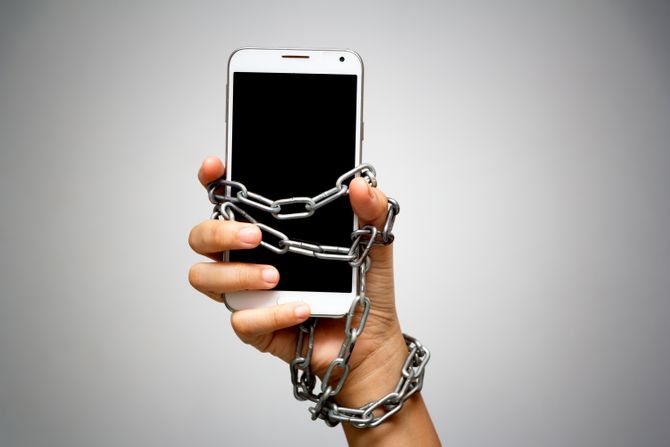 Telefon, zavisnost, lanci, ruka Telefon, zavisnost, lanci, ruka