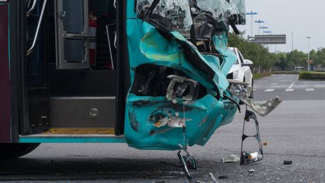 Saobraćajna nesreća, put, magistrala, smrskani autobus