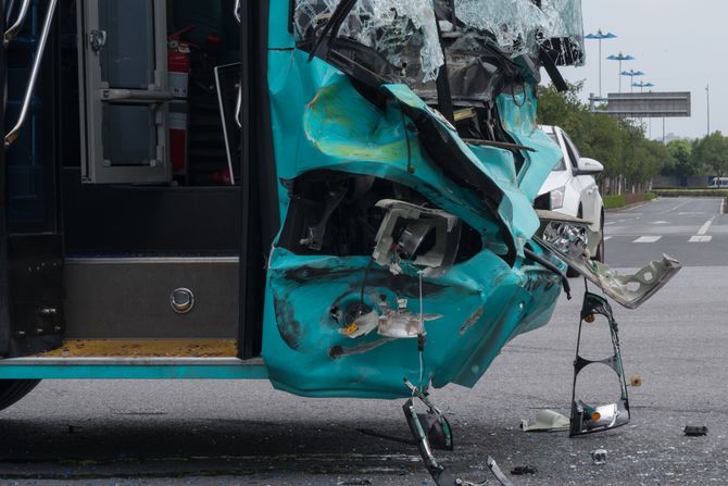 Saobraćajna nesreća, put, magistrala, smrskani autobus