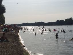Ada Ciganlija, kupaliste, ljudi gužva, plaža