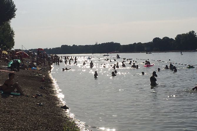 Ada Ciganlija, kupaliste, ljudi gužva, plaža Ada Ciganlija, kupaliste, ljudi gužva, plaža