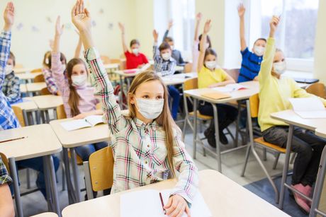 Deca u osnovnoj školi nose maske na času, škola, maska