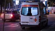 Motocklistu (50) udario automobil u Železniku: Zadobio poverede glave, prevezen u Urgentni centar