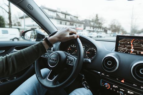 Vozač, vožnja, Audi, ekran, infotejnment Vozač, vožnja, Audi, ekran, infotejnment