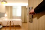Čim uđete u hotelsku sobu, bacite flašicu vode ispod kreveta: Ovo rade stjuardese pre nego što otpakuju kofer