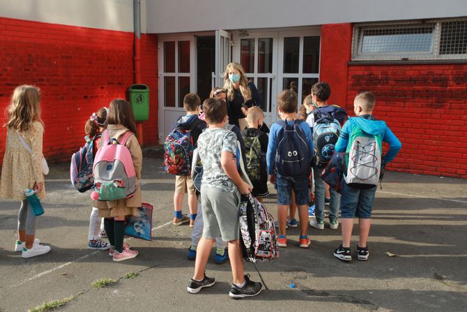 Grad poziva roditelje da se prijave za refundaciju novca za udžbenike, sutra stižu tableti - Vimarsana News