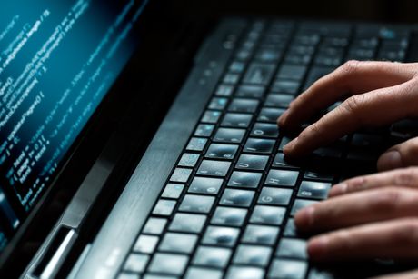 Kompjuter, laptop, haker, tastatura Kompjuter, laptop, haker, tastatura