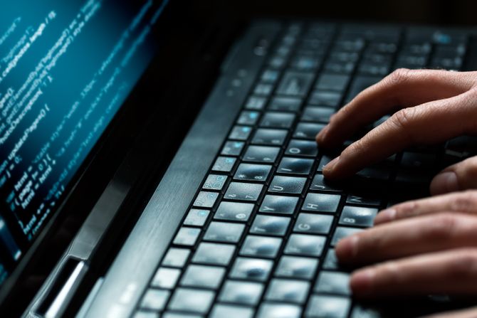 Kompjuter, laptop, haker, tastatura Kompjuter, laptop, haker, tastatura