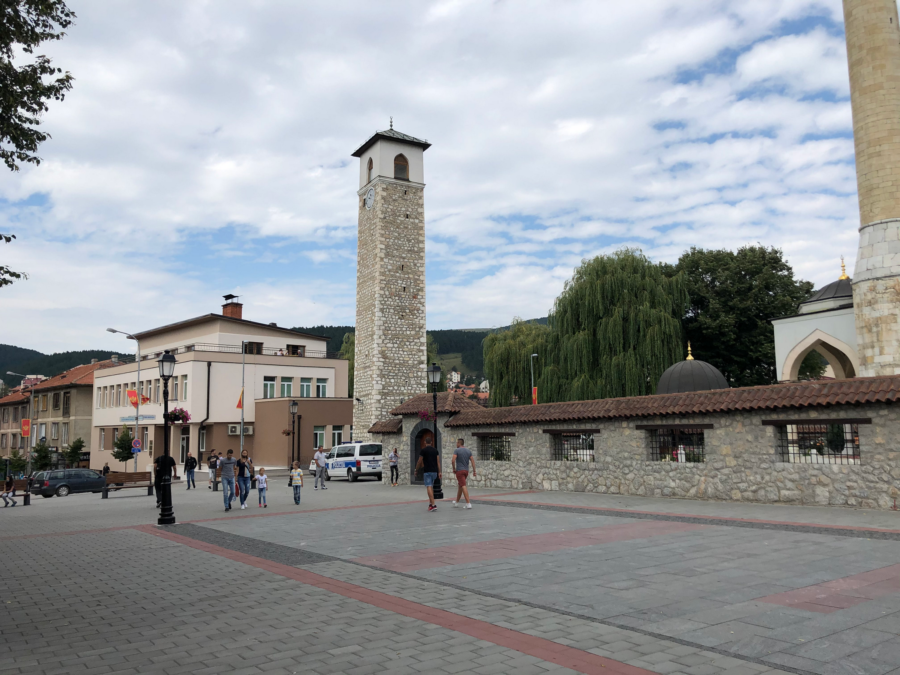 Predsednik Opštine Pljevlja ispred manastira pevao srpske pesme, pa završio u policiji: Oglasio se na mrežama