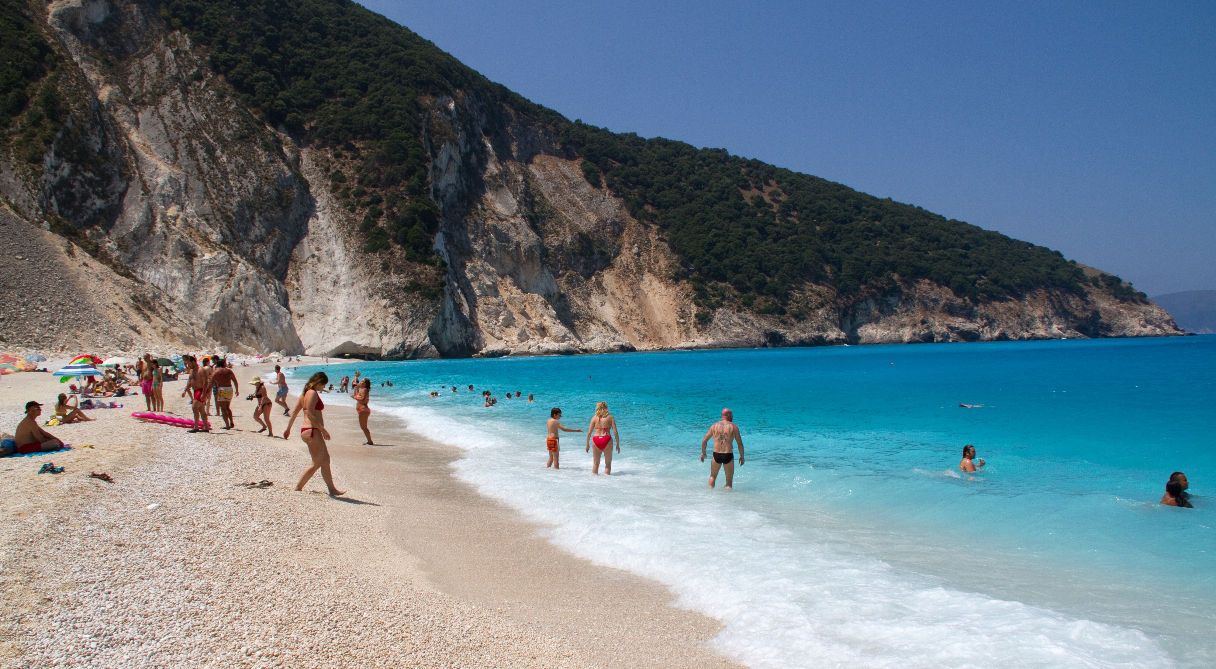 ADRENALINSKO SUNČANJE U GRČKOJ Turisti uživali, a onda je odjednom krenuo odron: Stene padale po plaži!