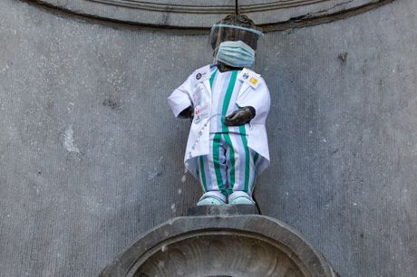 Manneken pis, Brisel, Dečak koji piški obučen u doktorski mantil, maneken pis Manneken pis, Brisel, Dečak koji piški obučen u doktorski mantil, maneken pis