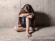 Zlostavljanje dece, maltretiranje, silovanje, tužna devojčica