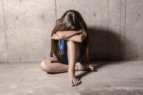 Zlostavljanje dece, maltretiranje, silovanje, tužna devojčica