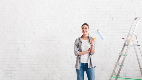 krečenje, žena kreči, sam svoj majstor, farba, renoviranje stana