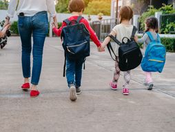 Đaci prvaci, đak prvak, osnovna škola, majka vodi decu u školu
