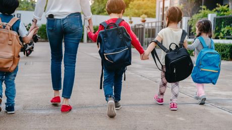 Đaci prvaci, đak prvak, osnovna škola, majka vodi decu u školu