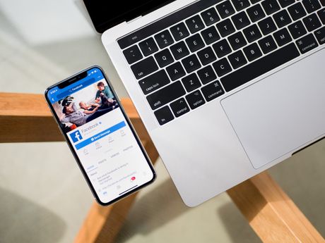 Facebook, telefon, laptop Facebook, telefon, laptop