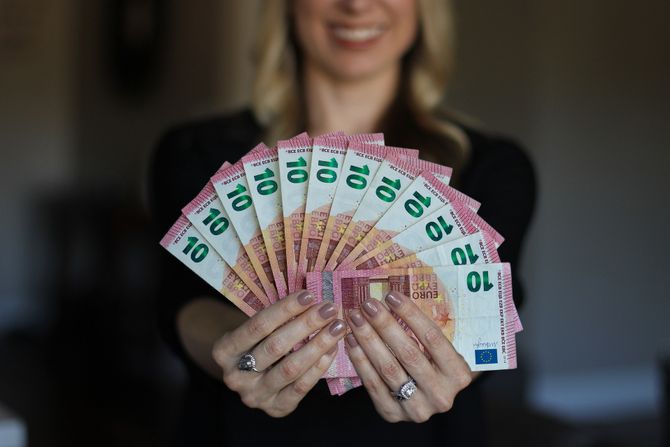 novac, žena, sreća, pare, evri novac, žena, sreća, pare, evri