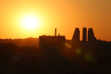 Zora, izlazak sunca Autokomanda, Voždovac, panorama Beograda centra grada, auto-put autoput