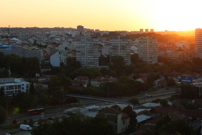 Zora, izlazak sunca Autokomanda, Voždovac, panorama Beograda centra grada, auto-put autoput Zora, izlazak sunca Autokomanda, Voždovac, panorama Beograda centra grada, auto-put autoput