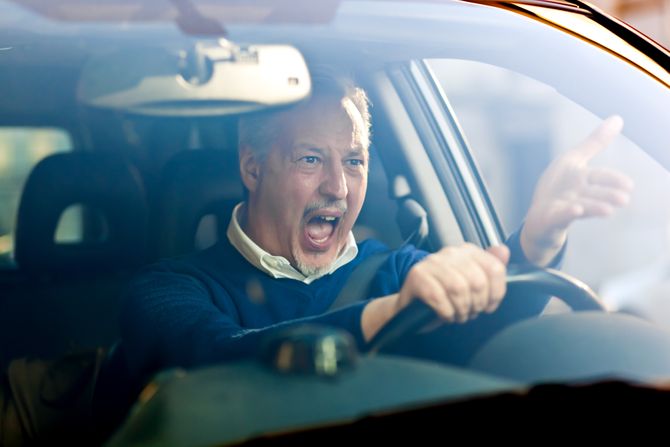 senior stariji muškarac volan vozi automobil senior stariji muškarac volan vozi automobil