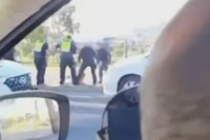 Melburn Australija policija šutiranje u glavu hapšenje Melburn Australija policija šutiranje u glavu hapšenje