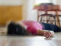 Mrtva žena, žena leži na podu, napad epilepsije, moždani udar