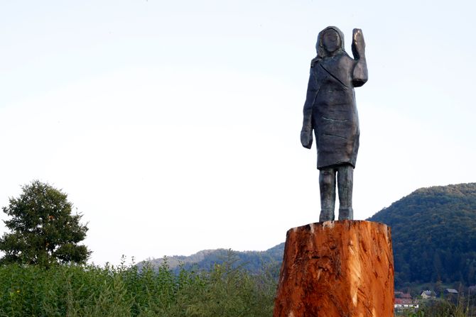 Melanija Tramp bronzana skulptura statua Slovenija