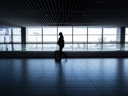 Aerodrom putnica žena devojka putovanje