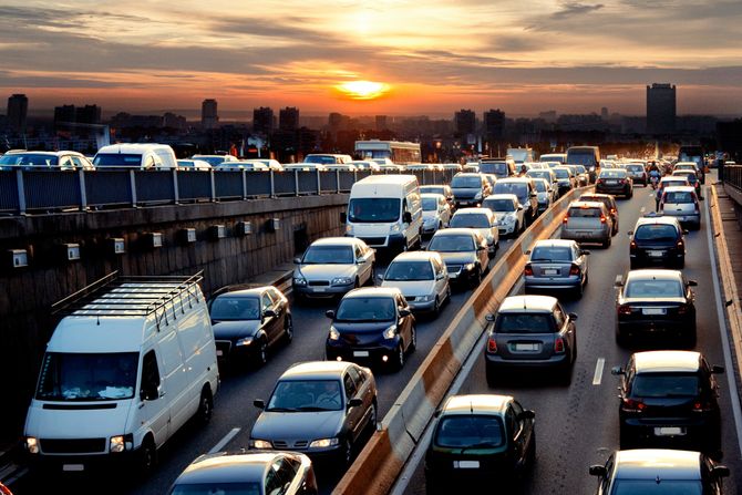 Saobraćaj, gužva na putu, automobili Saobraćaj, gužva na putu, automobili