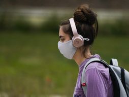 Dete, devojčica, maska, slušalice, ranac, škola, koronavirus