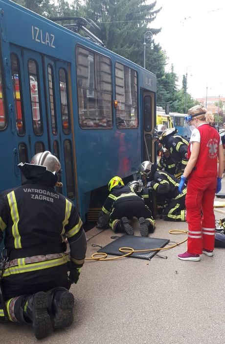 Osoba pala pod tramvaj, Zagreb Osoba pala pod tramvaj, Zagreb