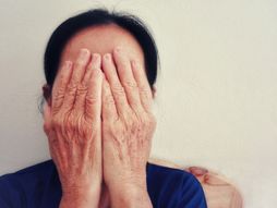 Silovanje, tuga, starica, ruke, žena, žrtva