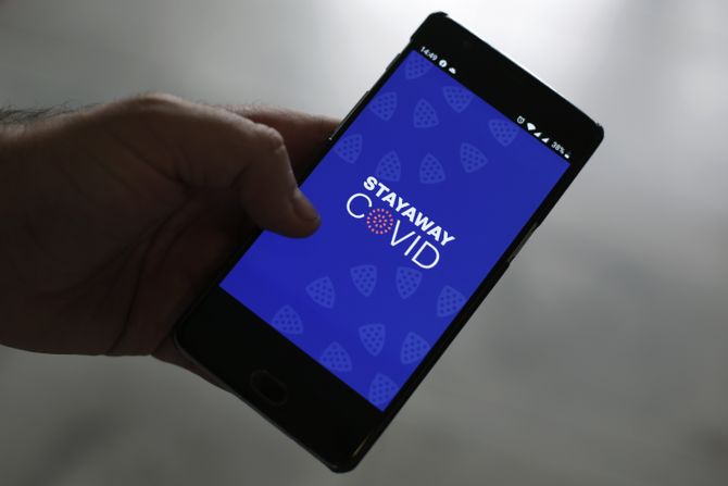 Stayaway Covid , telefon koronavirus, mobilna aplikacija koje prati nove slučajeve COVID