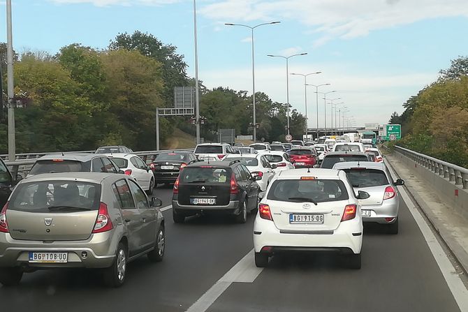 Autoput, Novi Beograd Surčin, usporen saobraćaj