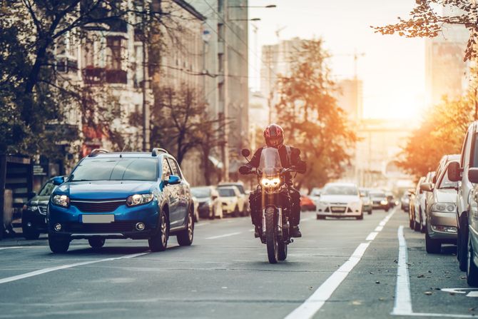 Motociklista, motor, saobraćajna gužva