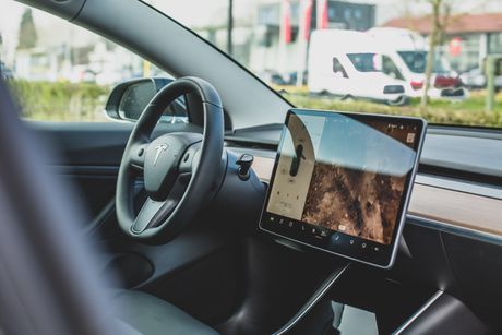 Tesla, Ekran na dodir, Infotejnment sistem