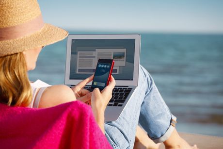 Žena, mobilni telefon, laptop, plaža