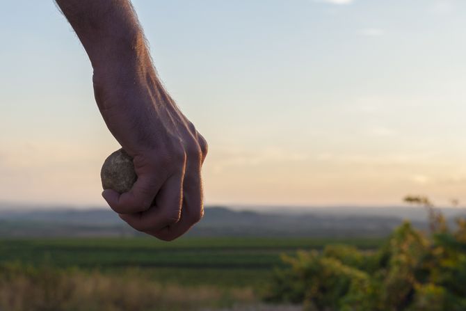 Kamen u ruci, kamenovanje