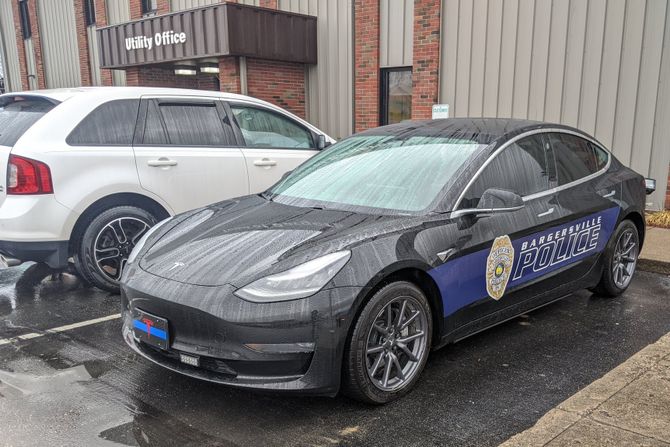 Tesla, policijski auto