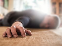 Mrtav covek, mrtvac, stan, srcani udar, covek lezi na podu