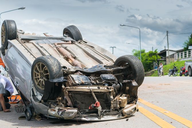 Prevrnut auto, automobil, samobracajna nesreca, saobracajka