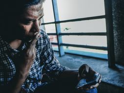 cigareta pušenje muškarac usamljen