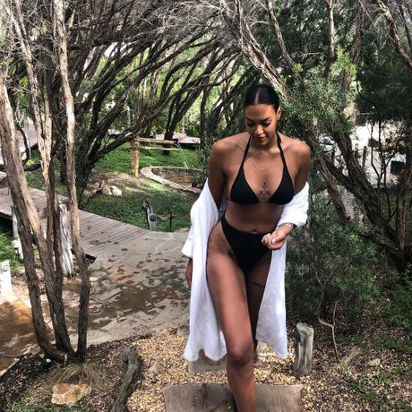 FOTO) NBA košarkašica fotografisana sa džointom na plaži